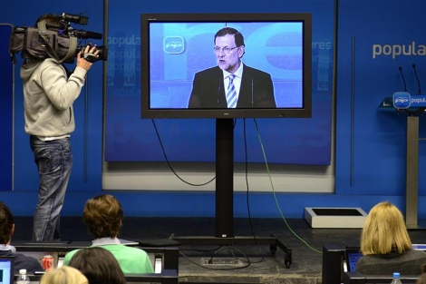 Comparecencia de Rajoy a travs de una pantalla de plasma. | Bernardo Daz