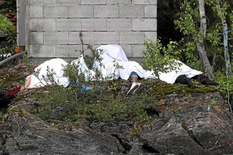 Varias vctimas de Breivik yacen en la isla de Utoya. | Reuters