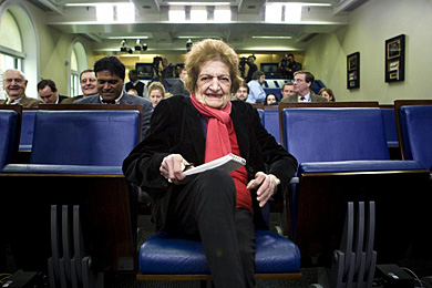 Helen Thomas posa en la sala de prensa de la Casa Blanca en el año 2008. | Reuters