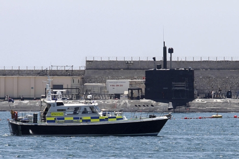 Una patrullera de la Polica de Gibraltar pasa por delante del Tireless. | F. Ledesma