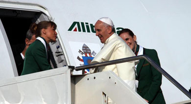 El Papa saluda a las azafatas del avin que le lleva a Brasil.| Efe