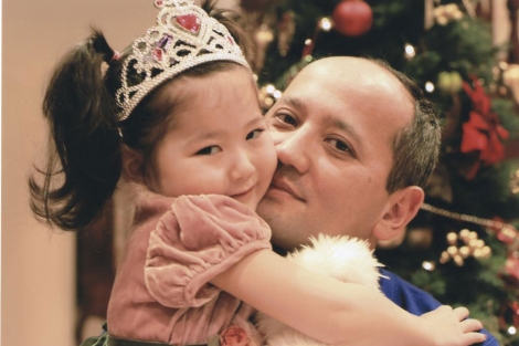 El disidente kazajo Mukhtar Ablyazov junto a su hija de seis aos.| E.M.