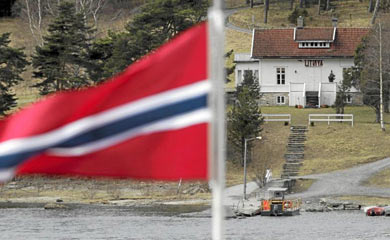 Una bandera noruega ondea frente a la isla de Utoya.