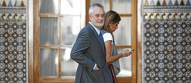 Jos Antonio Grin y Susana Daz caminan por los pasillos del Parlamento de Andaluca. | Jess Morn
