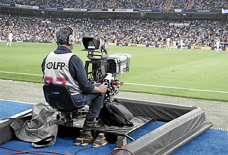 Un cmara de televisin, durante la retransmisin de un derbi entre Real Madid y Atltico de Liga. (Foto: Jaime Villanueva)