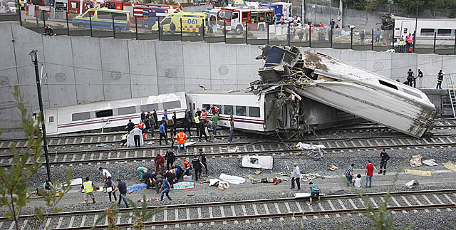Varios de los vagones siniestrados del tren. | Óscar Corral / Efe