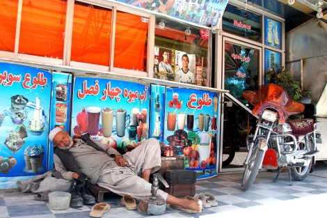 Un afgano duerme frente a un restaurante cerrado en Kabul. | M. B.