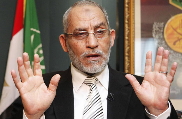 El lder de los Hermanos Musulmanes, Mohamed Badie, levanta las manos.| Reuters
