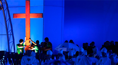 Varios jvenes colocan la cruz peregrina. | Efe