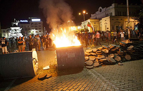 Detractores del Gobierno queman contenedores frente al Parlamento en Sofía. | Reuters
