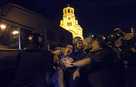 Un manifestante es detenido por la policía. | Efe
