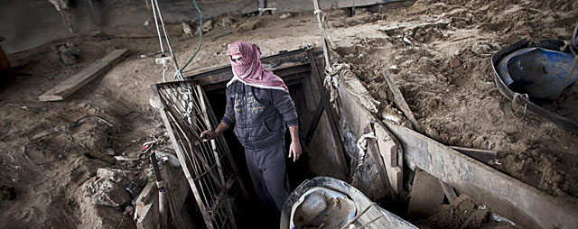 Un palestino sale de uno de los túneles que conecta la Franja de Gaza con Egipto. | Efe
