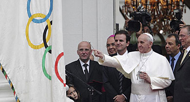 El Papa bendice la bandera de los Juegos Olmpicos en Ro de Janeiro. | Reuters