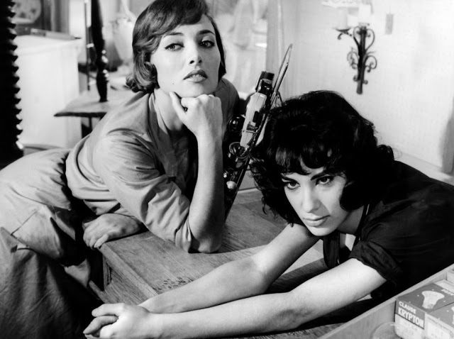 Stephane Audran y Bernadette Lafont (derecha) en 'Les bonnes femmes' (1960).