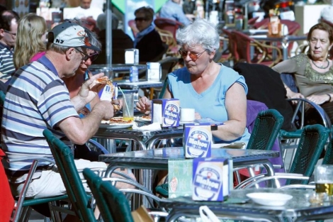Varios turistas en una terraza en Valencia. | Jos Cuellar