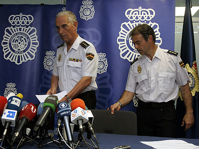 Jaime Iglesias (izqda.), jefe de la Policía de Galicia, y Antonio del Amo, de la Policía Científica. | Efe