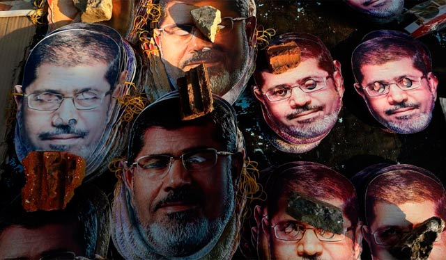 Caretas con la imagen de Mursi. | Efe