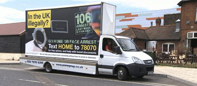 Cartel de la polmica campaa contra la inmigracin ilegal en Reino Unido.