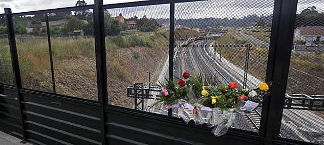 Flores cerca del lugar del trgico accidente del Alvia en Santiago. | Afp