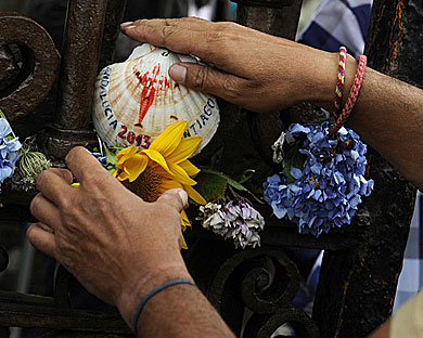 Ofrendas en recuerdo de las vctimas. | Eloy Alonso / Reuters