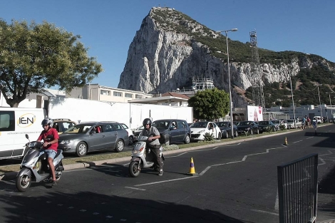 Largas colas de vehculos atascados a la salida de Gibraltar. | Francisco Ledesma