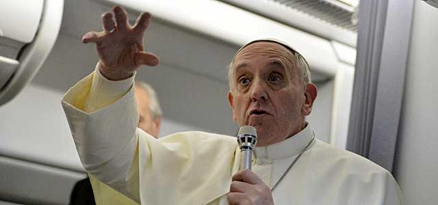 El Papa da una rueda de prensa en el avión a su vuelta de Río de Janeiro. | Afp