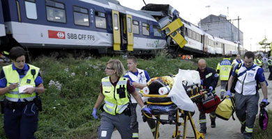Los servicios de emergencia trasladan a un herido de la colisin.| Reuters
