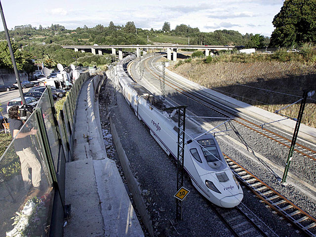 El primer tren Alvia en pasar por la misma vía que el convoy descarrilado. | Rosa González
