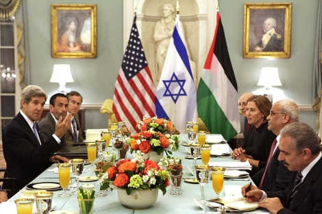 Instante de la cena presidida por Kerry con los negociadores. | Reuters