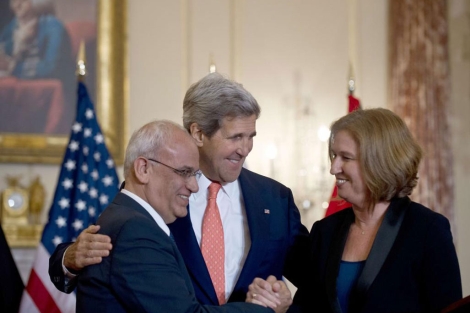El palestino Saeb Erakat, el estadounidense Jonh Kerry y la isrealí Tzipi Livni.| Afp
