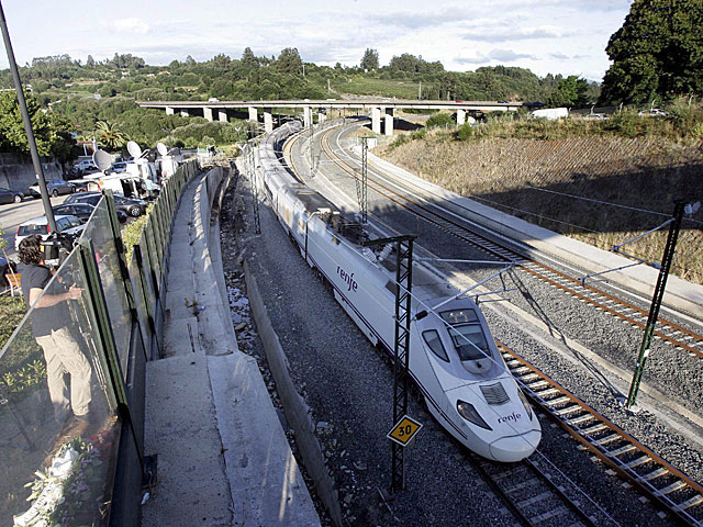 El primer Alvia en pasar por la misma curva que el tren descarrilado. | Rosa Gonzlez