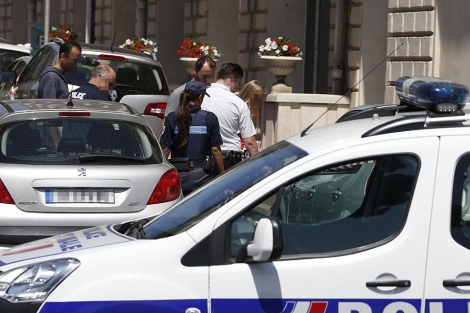 Policas franceses, en los alrededores del Hotel Carlton, en Cannes. | Afp