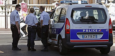 Policas franceses, en el Boulevard de La Croisette, en Cannes. | Reuters