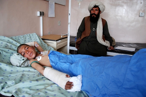 Un nio herido por un artefacto explosivo, en el hospital de Kandahar. | M. Bernab