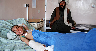 Un nio herido por un artefacto explosivo, en el hospital de Kandahar. | M. B.