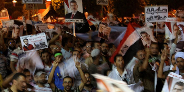 Un grupo de seguidores del depuesto presidente egipcio Mohamed Mursi se manifiestan hoy. | Efe
