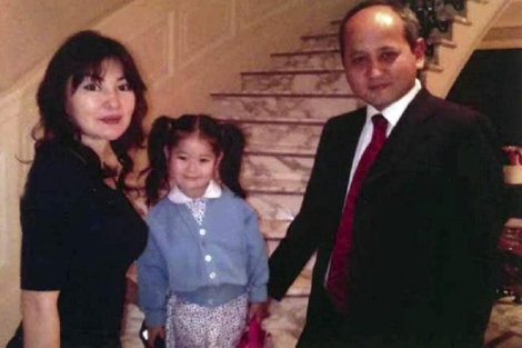 El disidente kazajo Mukhtar Ablyazov con su mujer y su hija.| E.M.