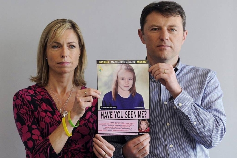 Los padres de la desaparecida Madeleine McCann muestran una foto de su hija. | Efe