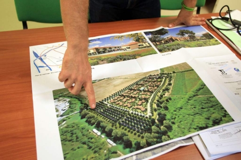 El alcalde de Salleles d'Aude, Yves Bastie, muestra un mapa con el proyecto. | AFP