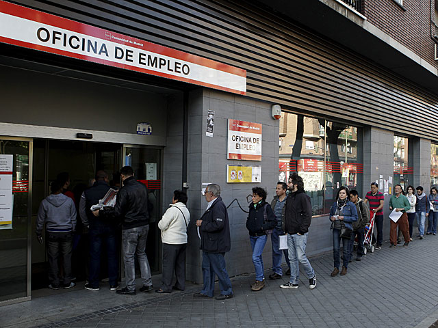 Decenas de personas hacen cola en una oficina de empleo en Madrid. | Antonio Heredia