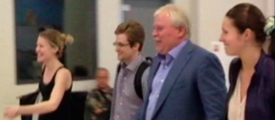 El ex analista de la CIA, en el centro, saliendo ayer del aeropuerto. | Reuters