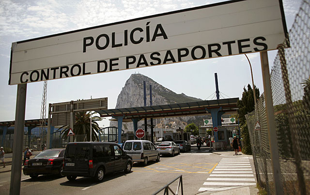 Fila de coches para acceder a Gibraltar. | Jon Nazca / Reuters