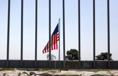 Una bandera estadounidense tras la verja del Consulado en Jerusalén. | Efe