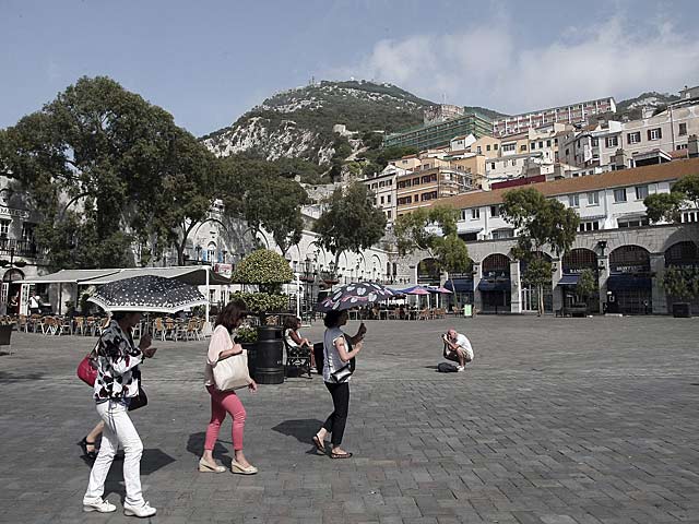 Algunos de los pocos turistas que este domingo paseaban por Gibraltar. | Francisco Ledesma