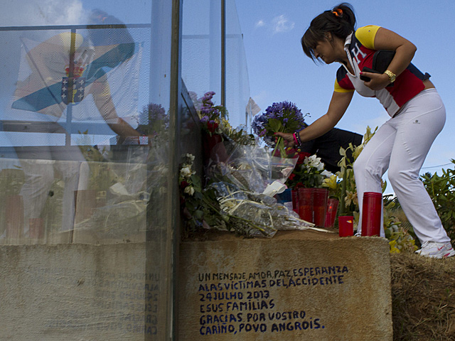 Una mujer deposita una ofrenda floral en el lugar del accidente. | Carlos Garca Pozo