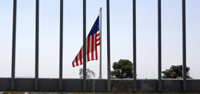 Una bandera estadounidense tras la verja del Consulado en Jerusaln. | Efe
