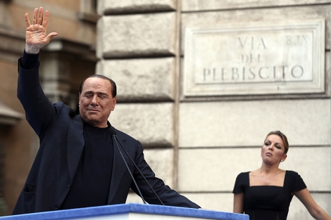 Berlusconi, junto a su novia, agradece el apoyo de sus seguidores. | Reuters