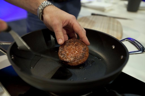 El chef Richard McGeown cocina la hamburguesa.| Reuters