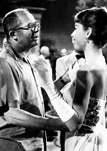 Billy Wilder bailando con Audrey Hepburn durante el rodaje de 'Sabrina'.