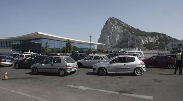 Largas colas en la frontera con Gibraltar.| El Mundo